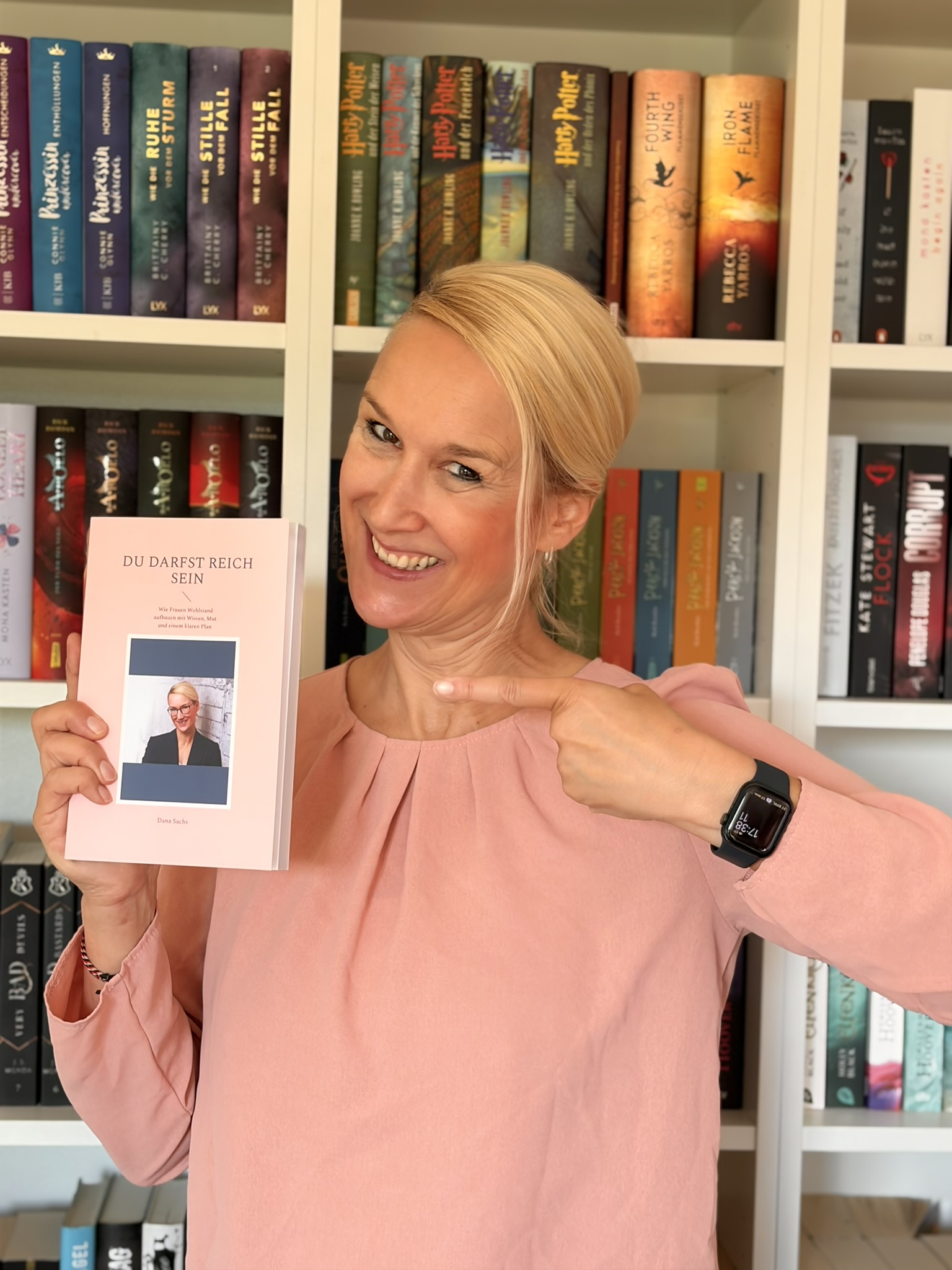Dana Sachs hält ihr Buch in den Händen